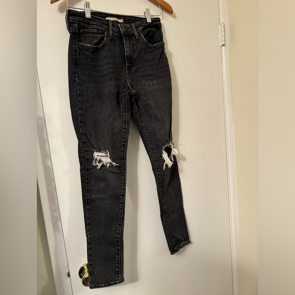 Levi’s Black distressed high rise skinny jeans size 28